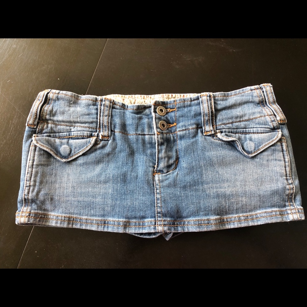 Size 5 but fit like a a size 3 .